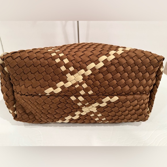 NEW‼️Brown/Cream Woven Bag with Pouch and Crossbody Strap Set - Picture 3 of 8